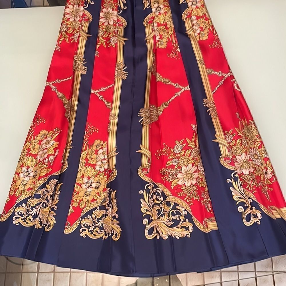 Gucci NWT Pleated skirt red navy gold printed 38 100% silk made in Italy - Picture 13 of 16